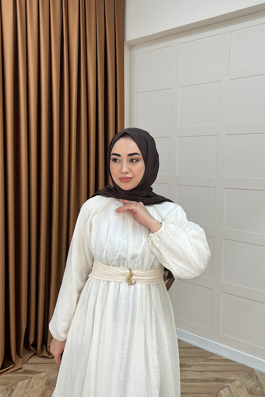 Angelina Broş Detay Elbise Bej 5168-BEJ
