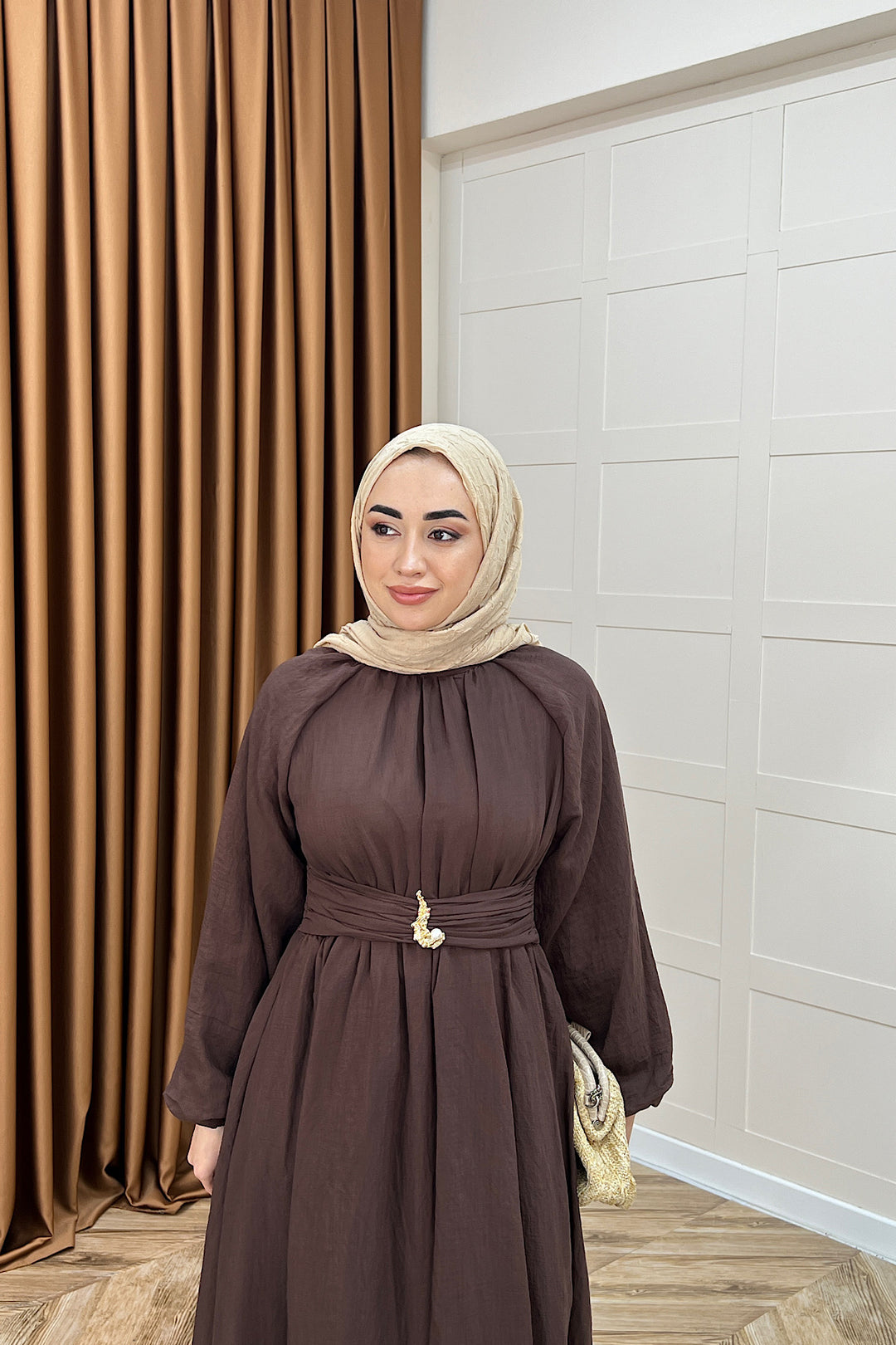 Angelina Broş Detay Elbise Kahverengi 5168-KAHVERENGI