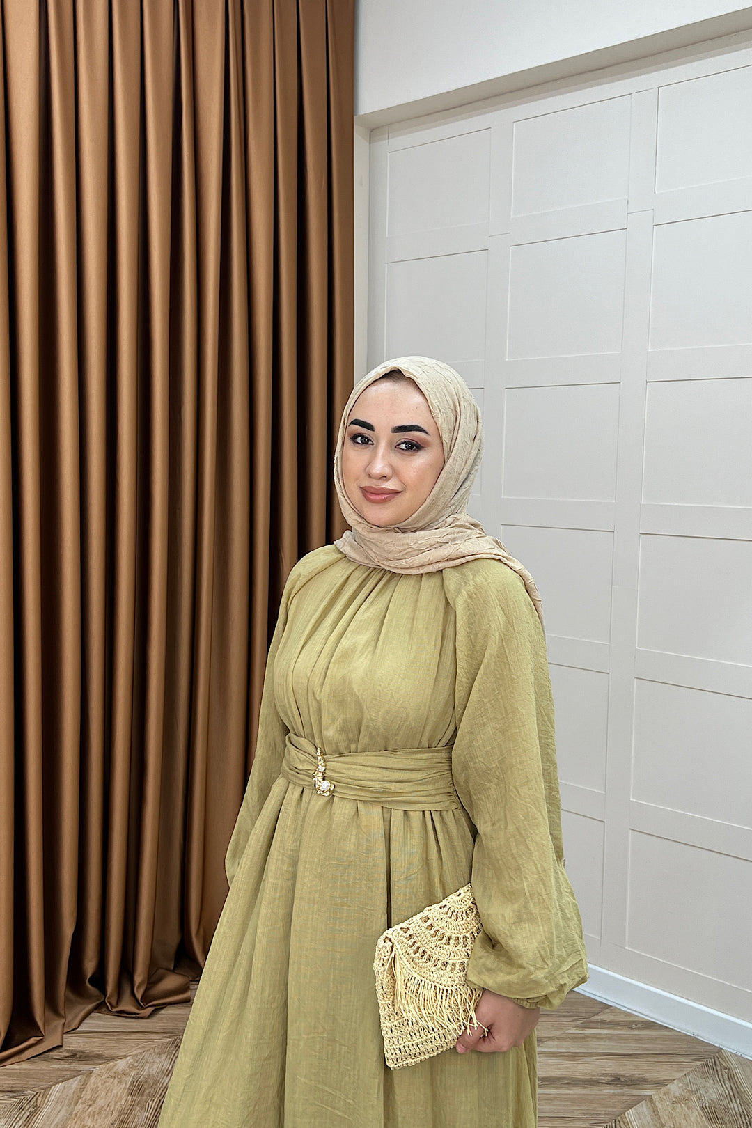 Angelina Broş Detay Elbise Yağ Yeşili 5168-YAGYESILI