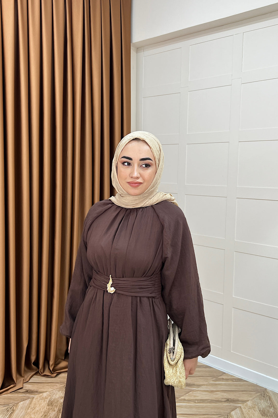 Angelina Broş Detay Elbise Kahverengi 5168-KAHVERENGI