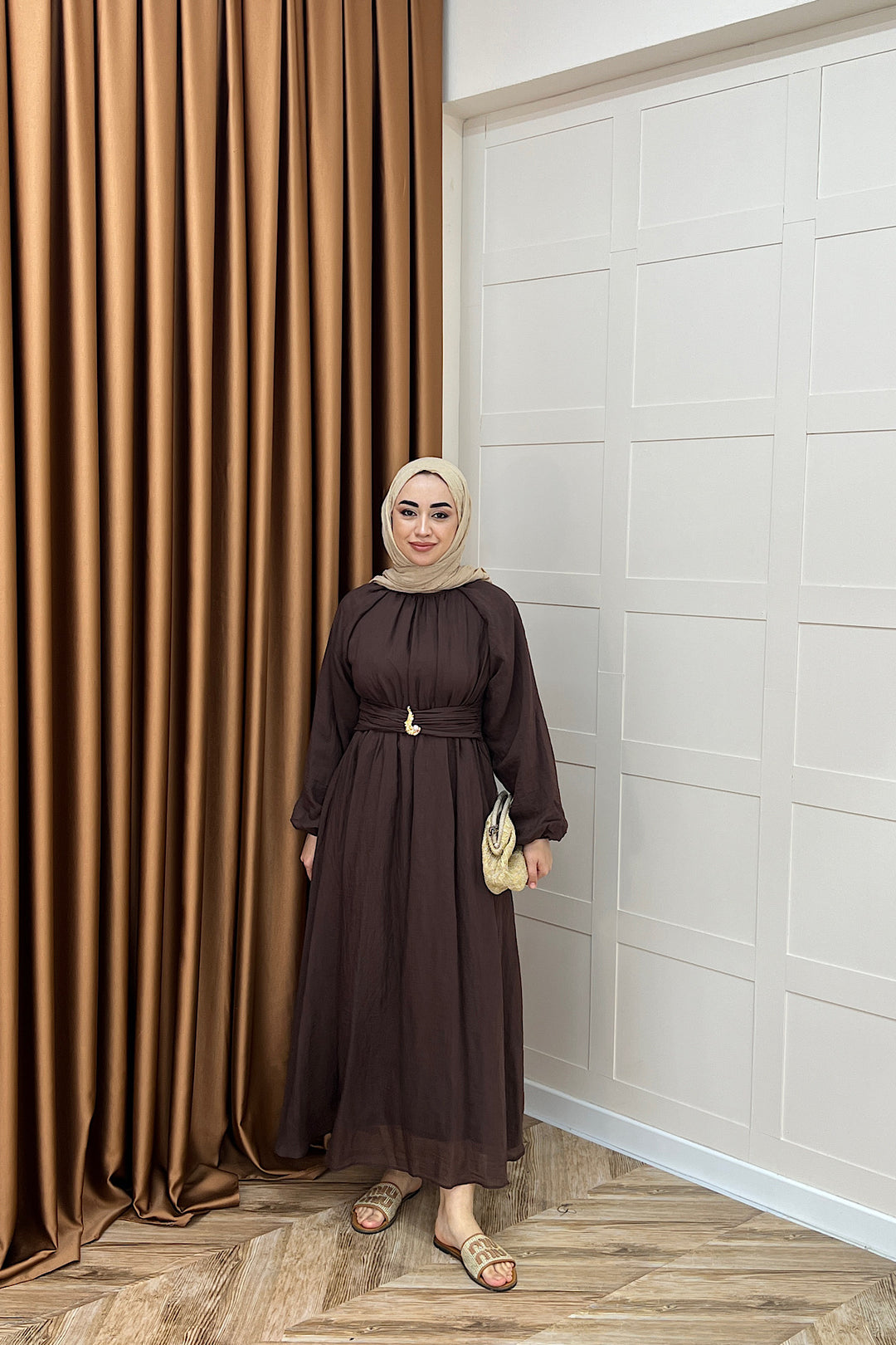 Angelina Broş Detay Elbise Kahverengi 5168-KAHVERENGI