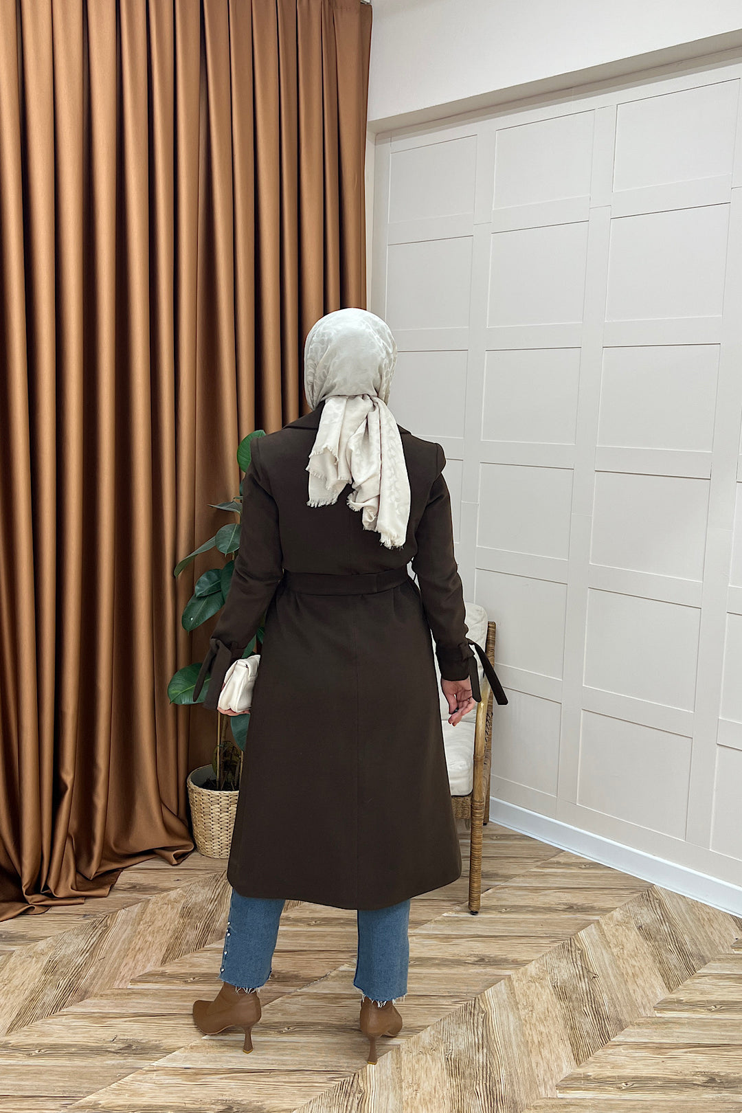 Bilek Detay Kuşaklı Uzun Kaban Kahverengi 05476-KAHVERENGI