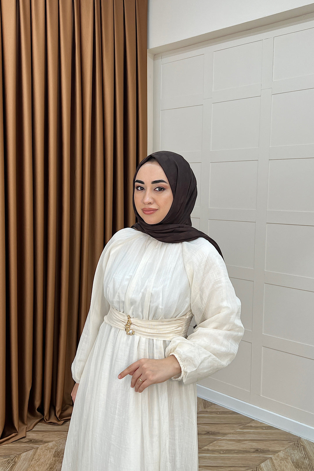 Angelina Broş Detay Elbise Bej 5168-BEJ