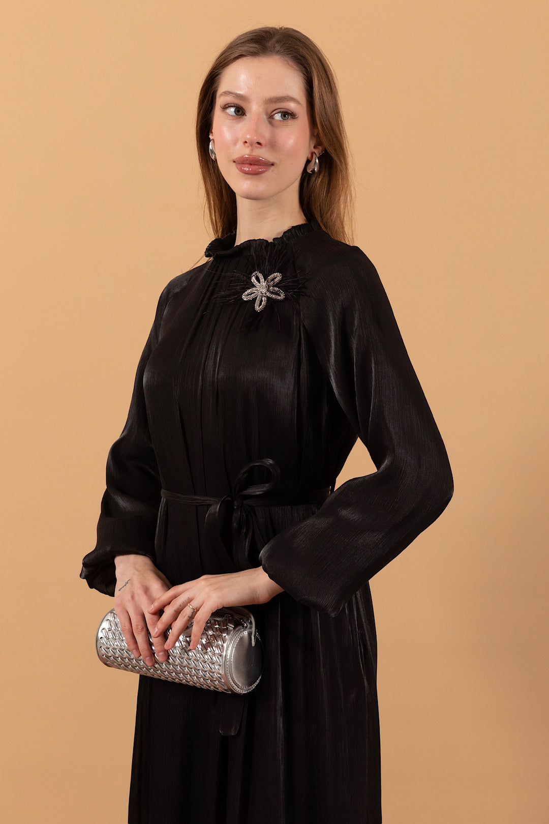 Broş Detay İpek Elbise Siyah 4979-SIYAH