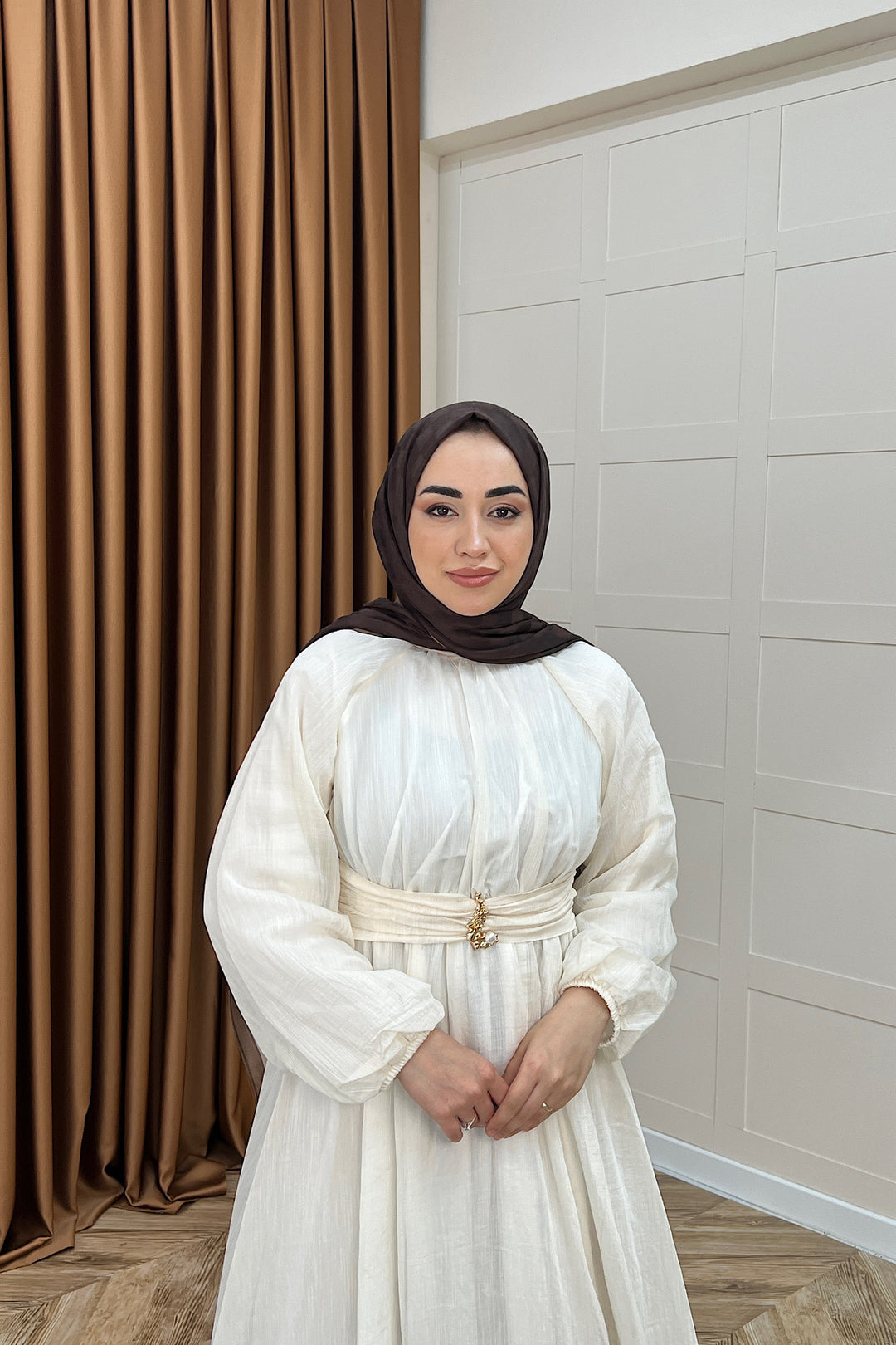 Angelina Broş Detay Elbise Bej 5168-BEJ