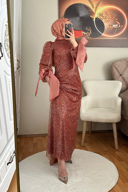 Modam Afra - Kolları Fiyonk Detaylı Taşlı Elbise-Kiremit